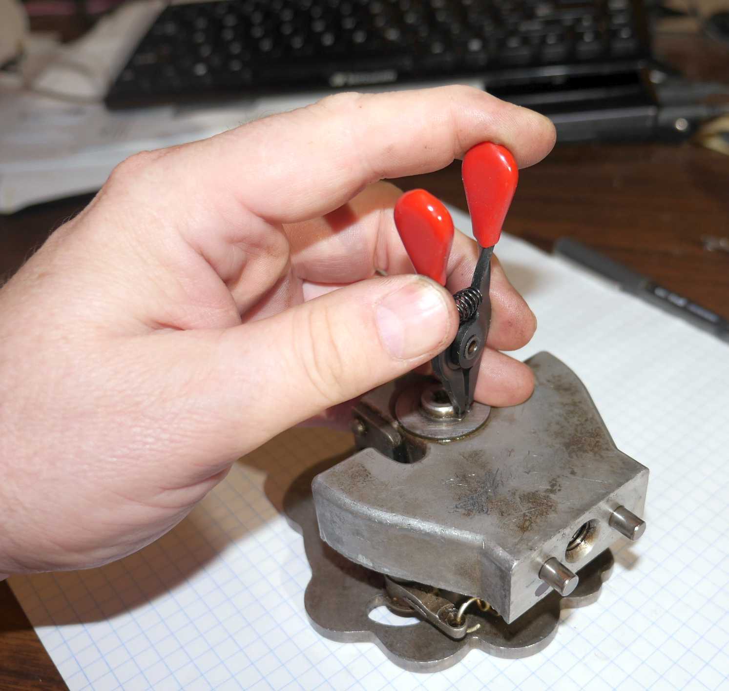 Sportster_34040-52_Shifter_cam-circlip-removal.jpg