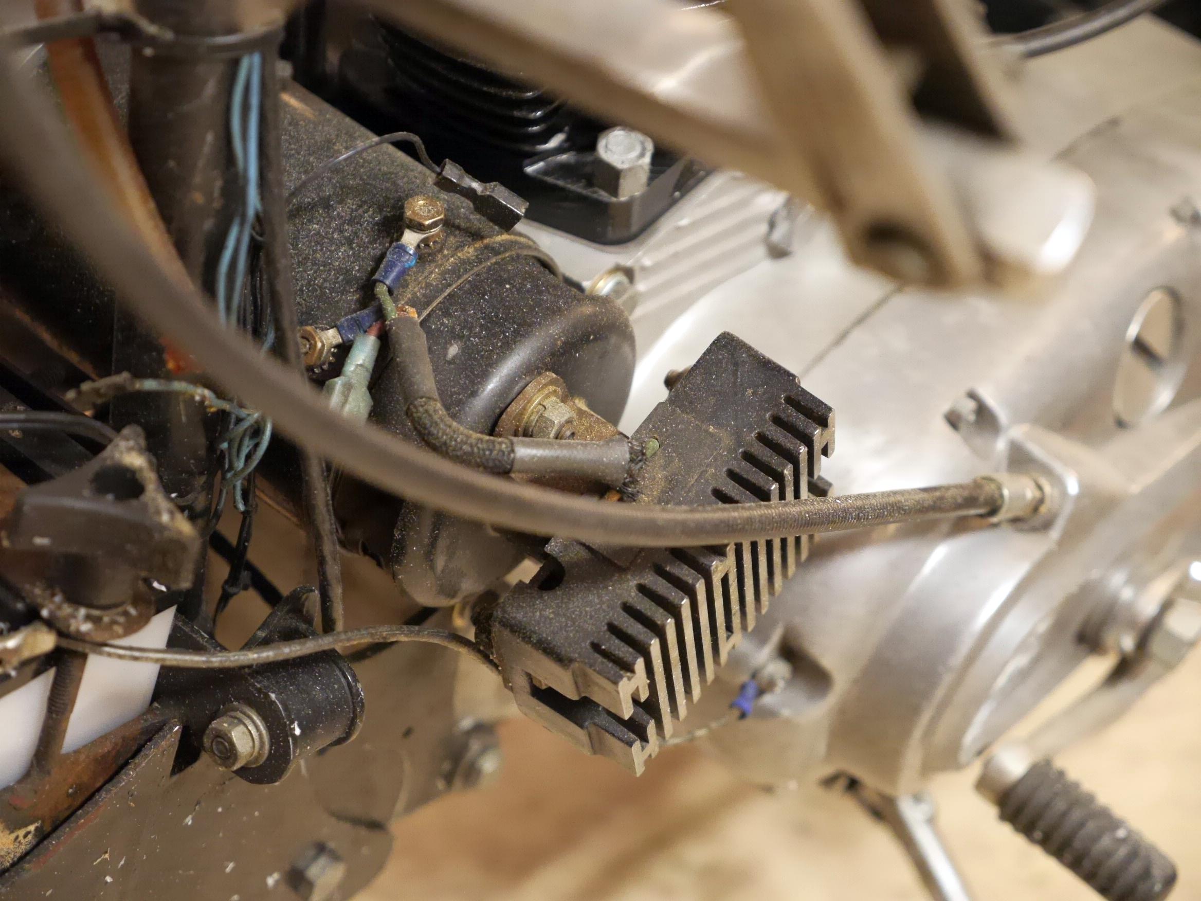Sportster_voltage_regulator_mount_customization_35