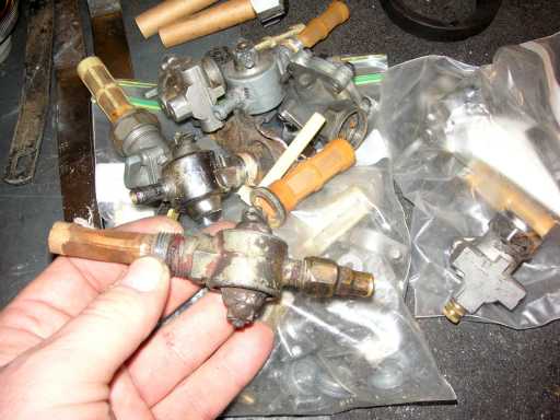 Sportster_garage_carburetor-tub-13