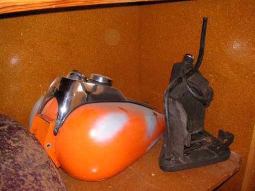 Sportster_garage_gas-tank-cabinets-04
