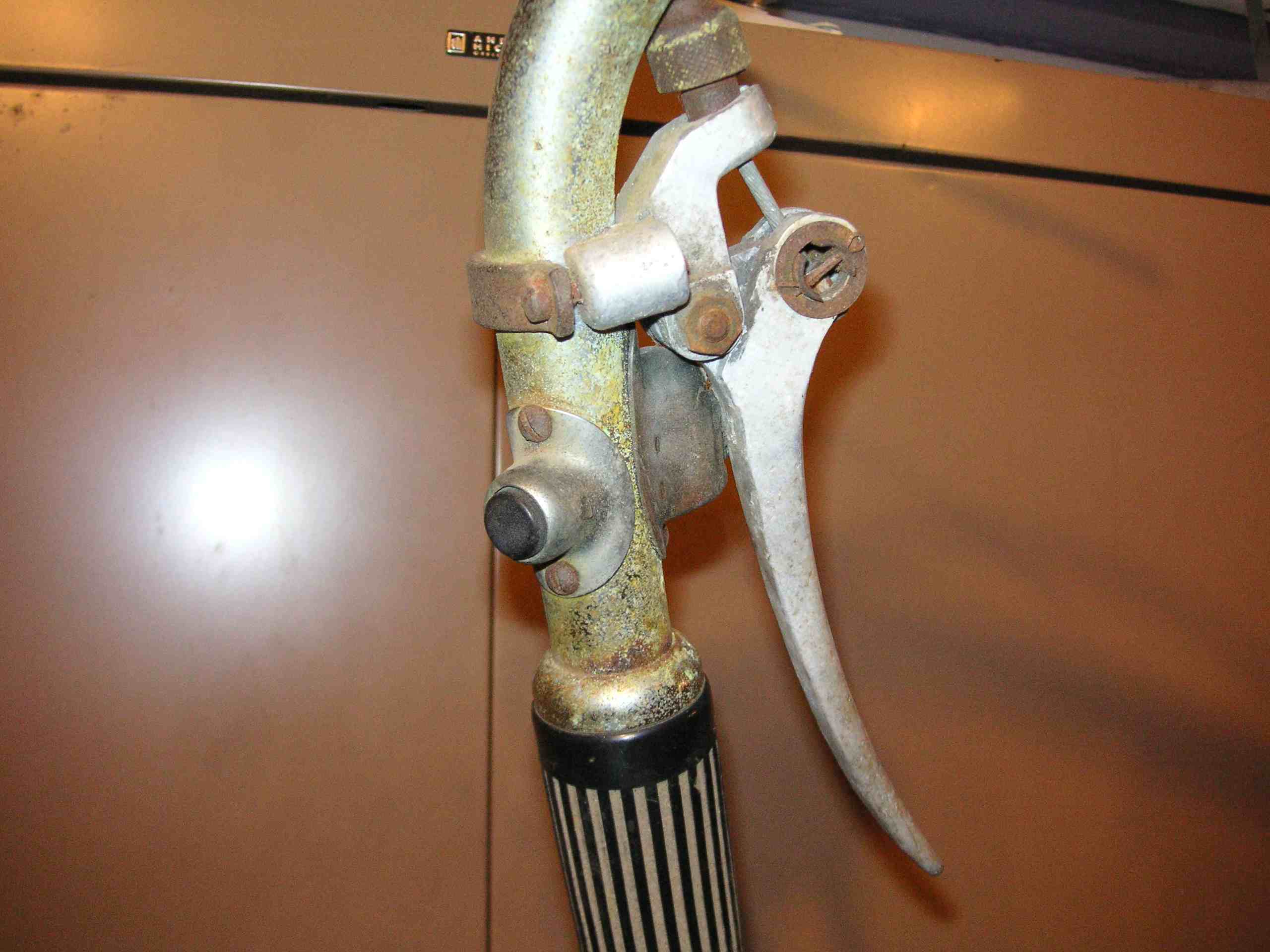 1952_Harley_K-model_roller_clutch_lever
