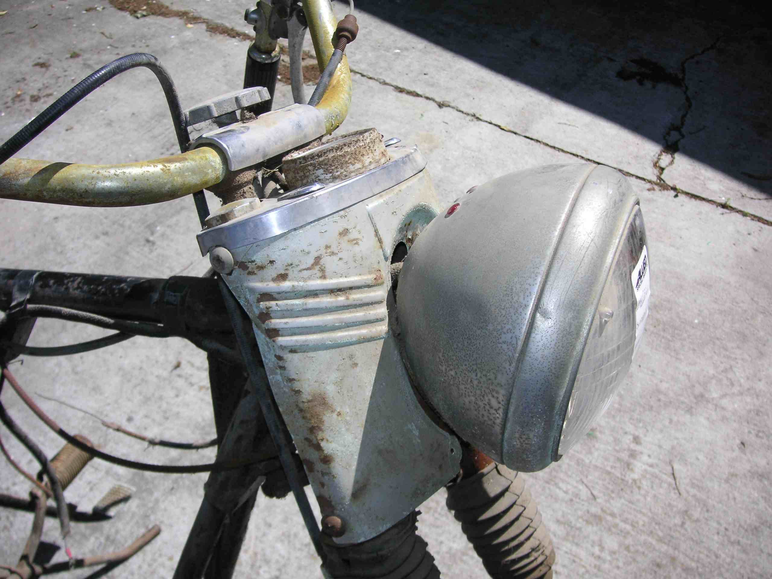 1952_Harley_K-model_roller_headlamp_rt